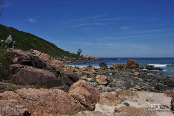 Ponta norte da Praia do Rosa, no litoral sul de Santa Catarina
